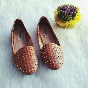 [STEVE MADDEN] • POMPEI STUD SMOKING FLAT • COGNAC